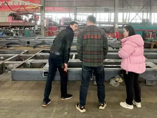 Flatbed 세미 트레일러 워크숍을 방문하도록 고객을 환영합니다