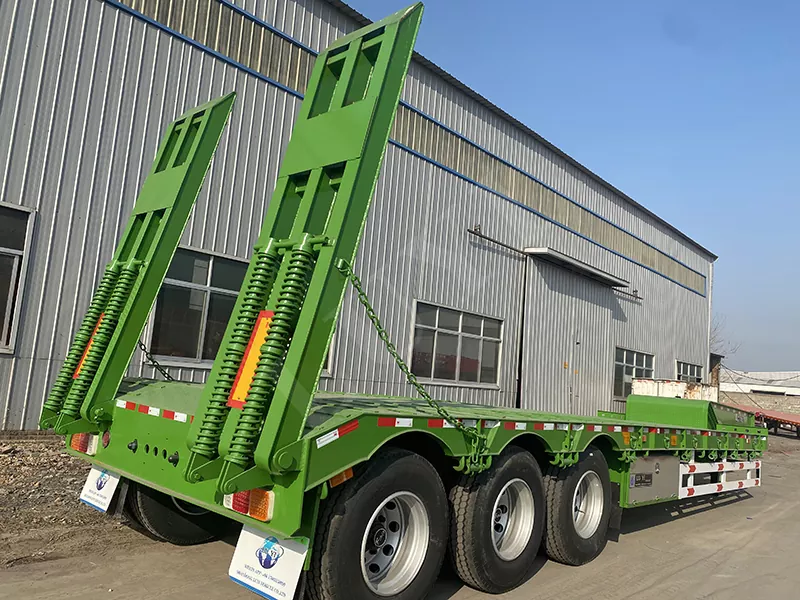 Luyi Automobile과의 탄자니아 고객 징후 계약, 3 축 플랫 베드 세미 트레일러는 아프리카 물류 운송에 서비스를 제공합니다.