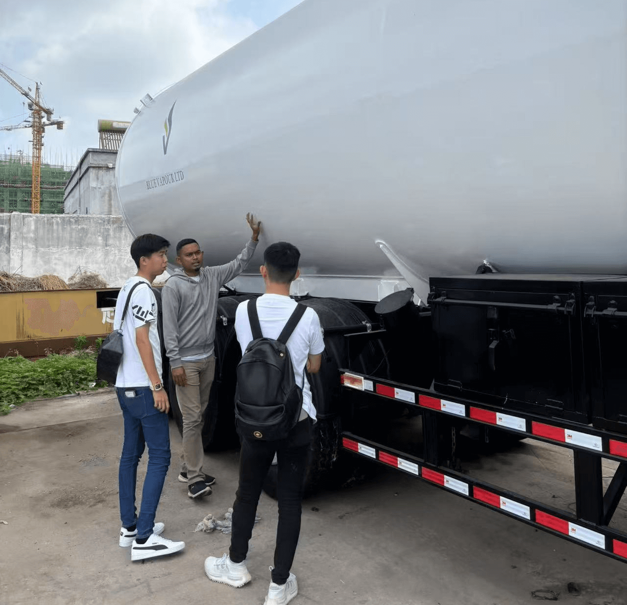 Liberia의 고객은 Luyi 공장을 방문하여 3 개의 Axle Oil Tank 세미 트레일러를 구입했습니다.