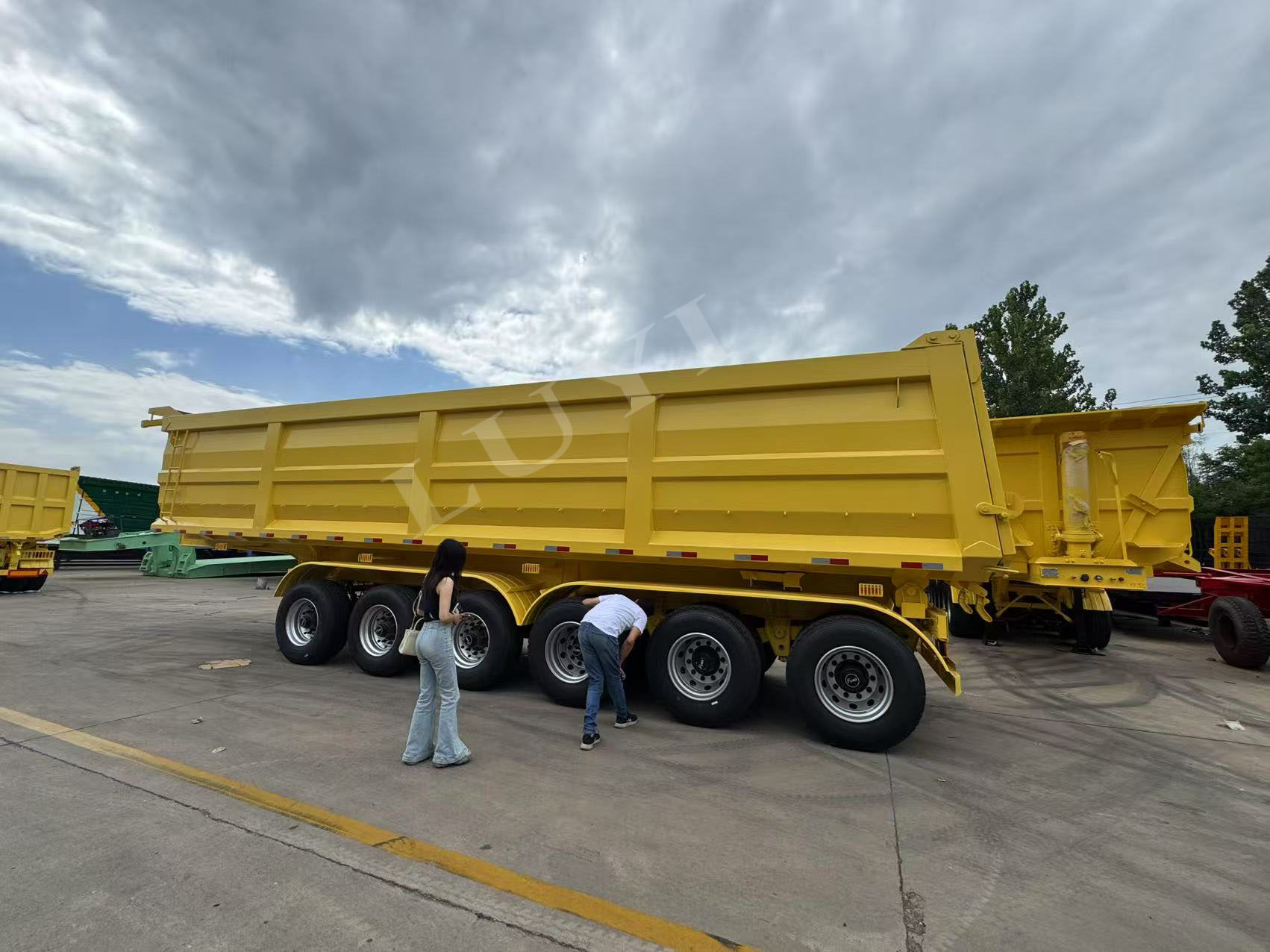 사우디 고객은 30입방미터 시멘트 탱크 트럭의 현장 검사를 수행하고 효율적으로 협력 주문을 체결합니다.