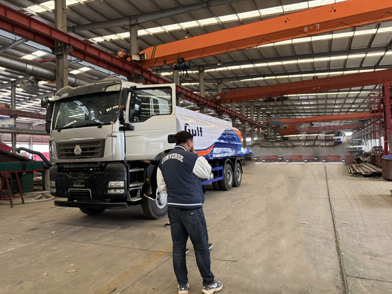 Luyi 공장은 키르기스스탄 고객을 환영합니다. 현장점검 후 유조트럭 구매가 성공적으로 완료되었습니다.