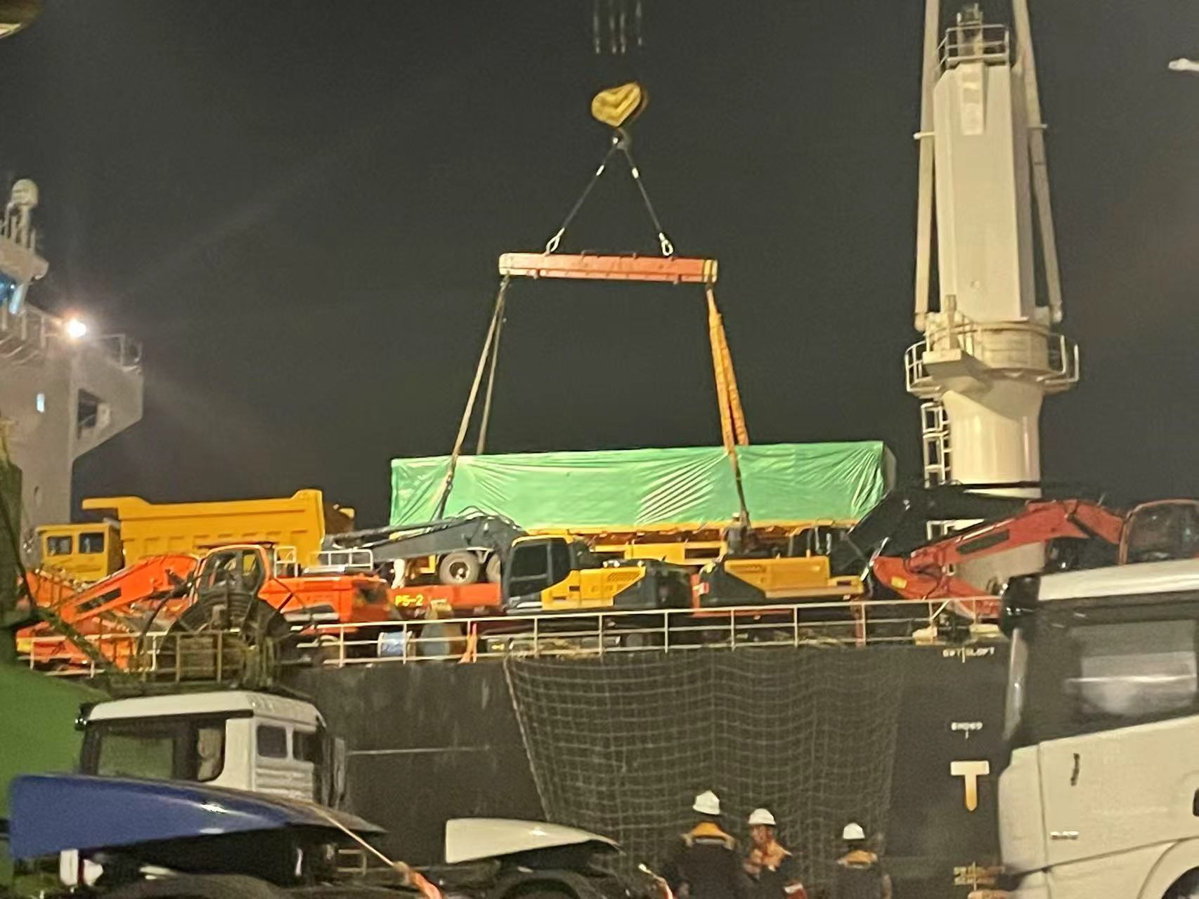 가나로 출항하세요! LuYi의 평면 세미 트레일러 3대가 선박에 성공적으로 적재되었습니다.