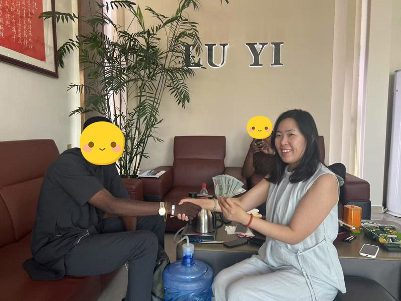 나이지리아 고객이 LuYi를 방문하고 계약을 체결하여 세미 트레일러 협력의 새로운 장을 열었습니다.