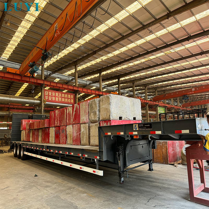 사우디 고객이 Luyi 공장 현장 검사를 실시하고 3축 플랫베드 세미 트레일러 구매를 확정했습니다.