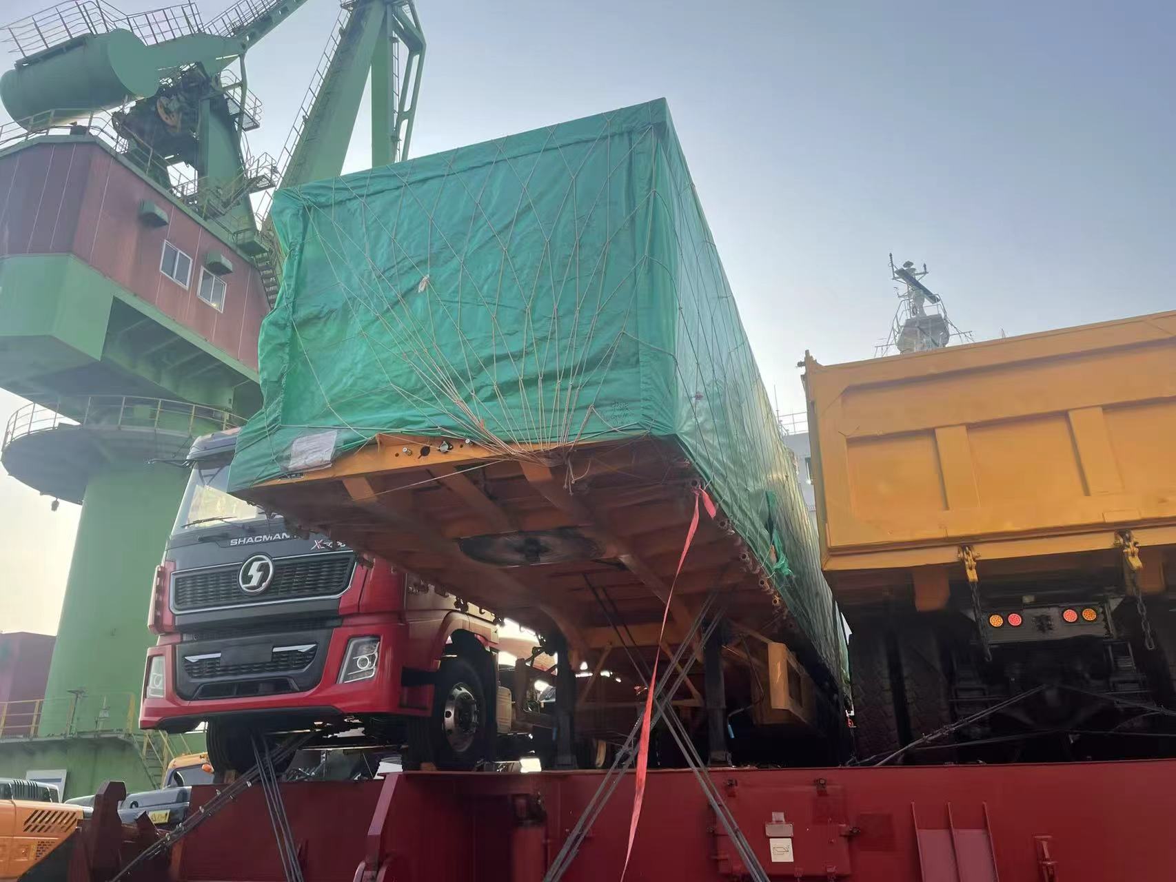 새로운 국경 간 운송 명령! Luyi 3축 4피트 플랫베드 세미트레일러, 카자흐스탄으로 출항