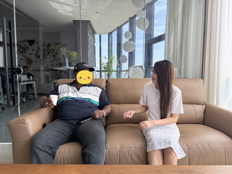 키르기스스탄 고객이 Lu Yi 공장을 방문하여 4축 플랫베드 세미트레일러 계약을 성공적으로 체결했습니다.