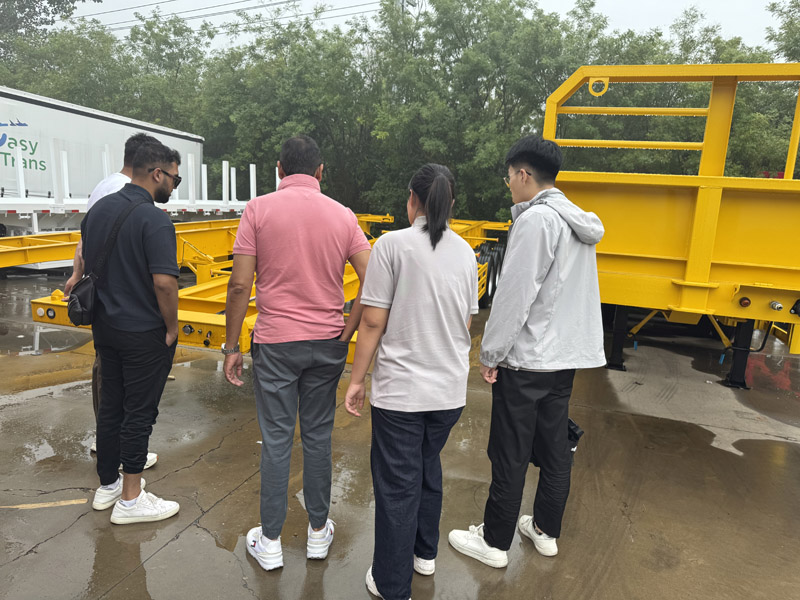 Luyi 공장은 남아프리카 상인을 수용하고 평판 세미 트레일러는 협력 의향을 유치합니다