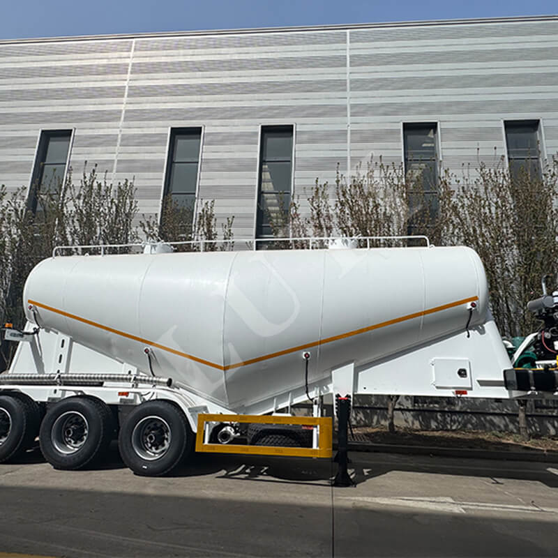 중국-세네갈 물류 협력 강화, Luyi 3축 오일 탱크 세미트레일러가 세네갈로 배송