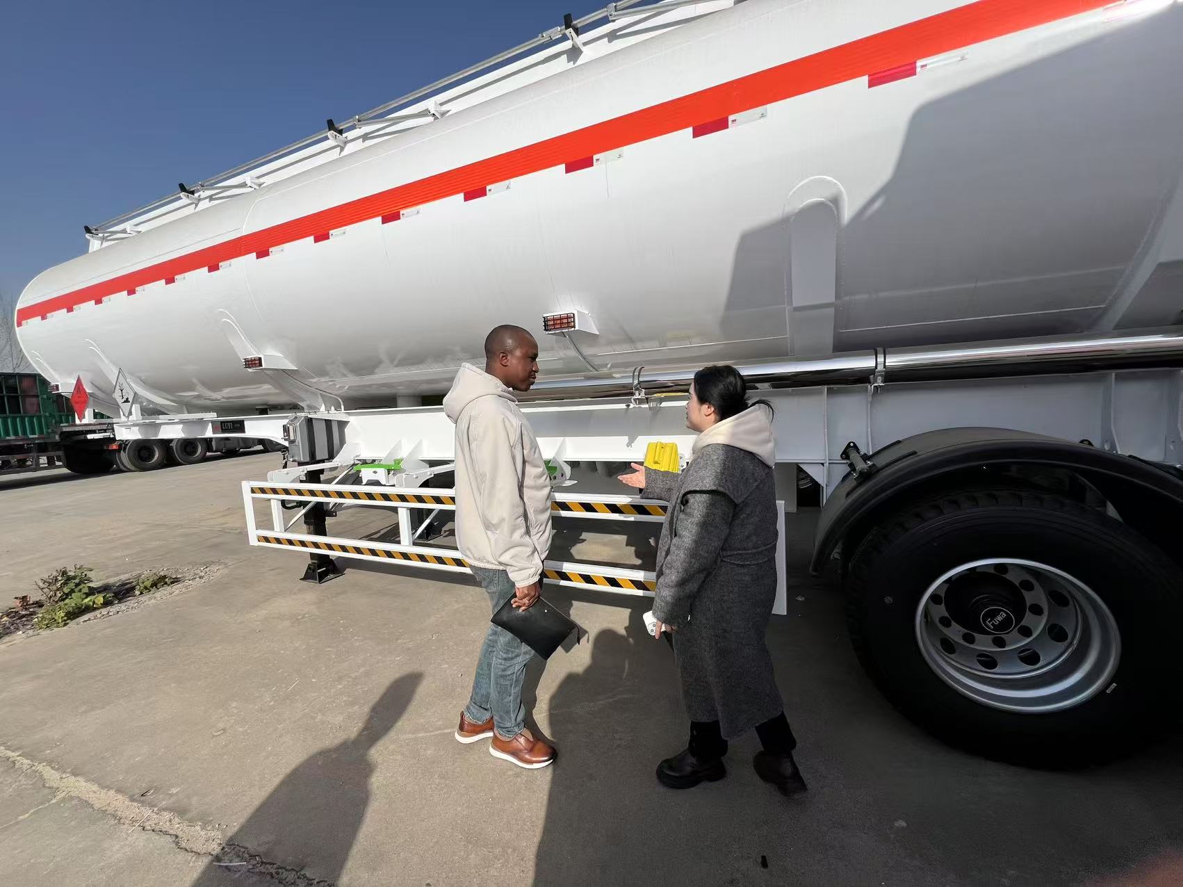 기니 고객이 LUYI 제조 기지를 방문하여 40T 세미트레일러 생산을 직접 목격했습니다.