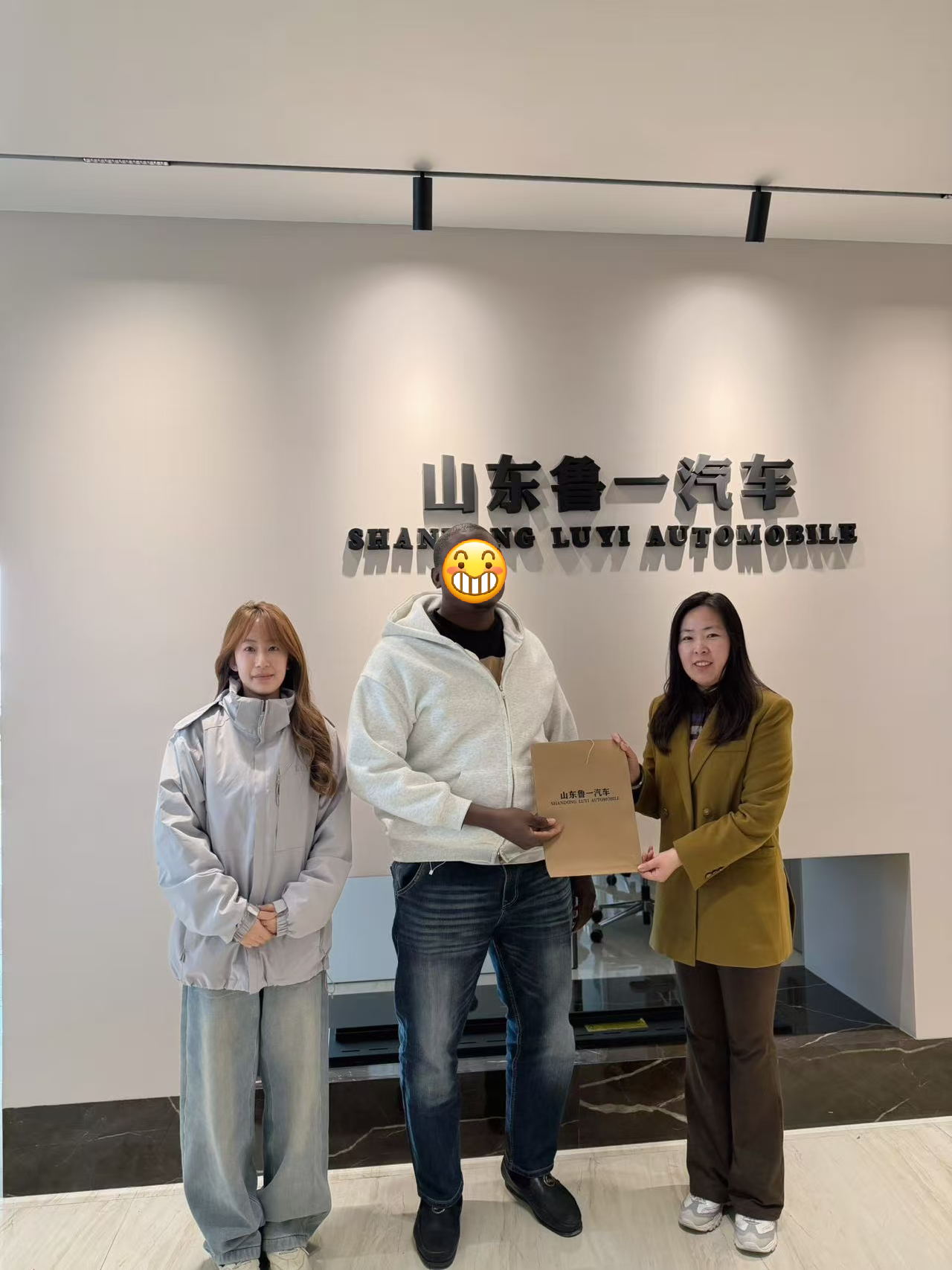 공장 방문부터 주문 확인까지: Luyi Auto가 대형 덤프 트럭 4대에 대해 코트디부아르 고객의 신뢰를 얻은 방법