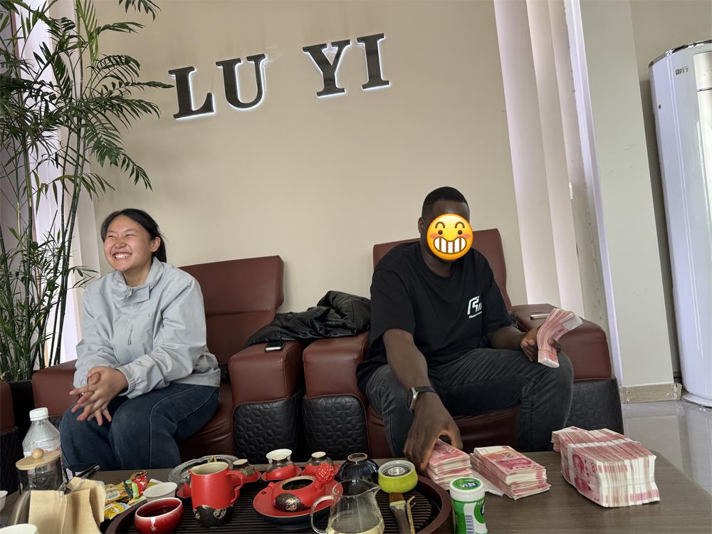 Luyi Auto가 DRC 고객이 맞춤형 측벽 세미트레일러를 사용하여 대형 광석 운송을 개선하도록 도운 방법