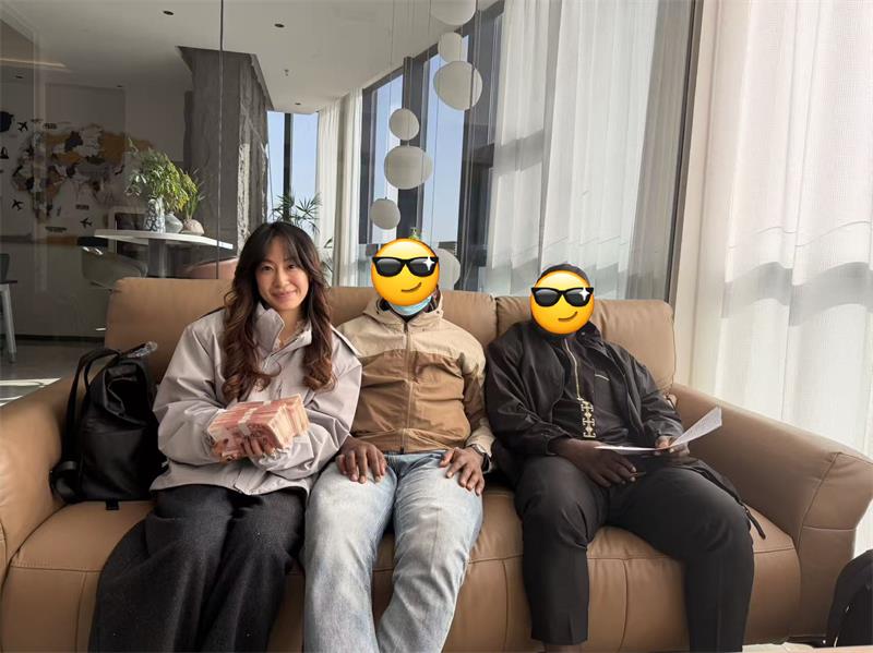 레소토 고객이 Luyi Auto를 방문하여 중장비 운송을 위한 맞춤형 60톤 로우베드 세미트레일러 2대를 주문했습니다.