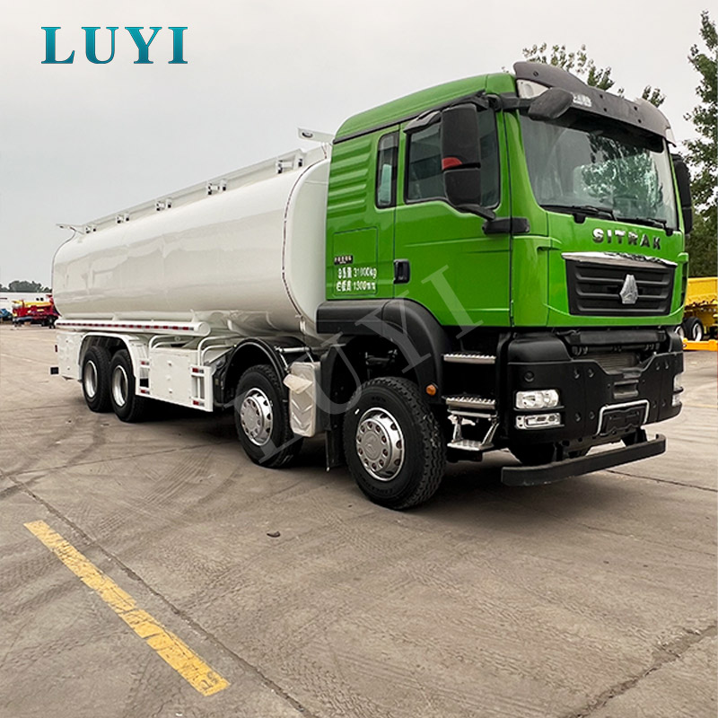 Sinotruk SITRAK 8×4 30000L 탄소강 연료 유조 트럭