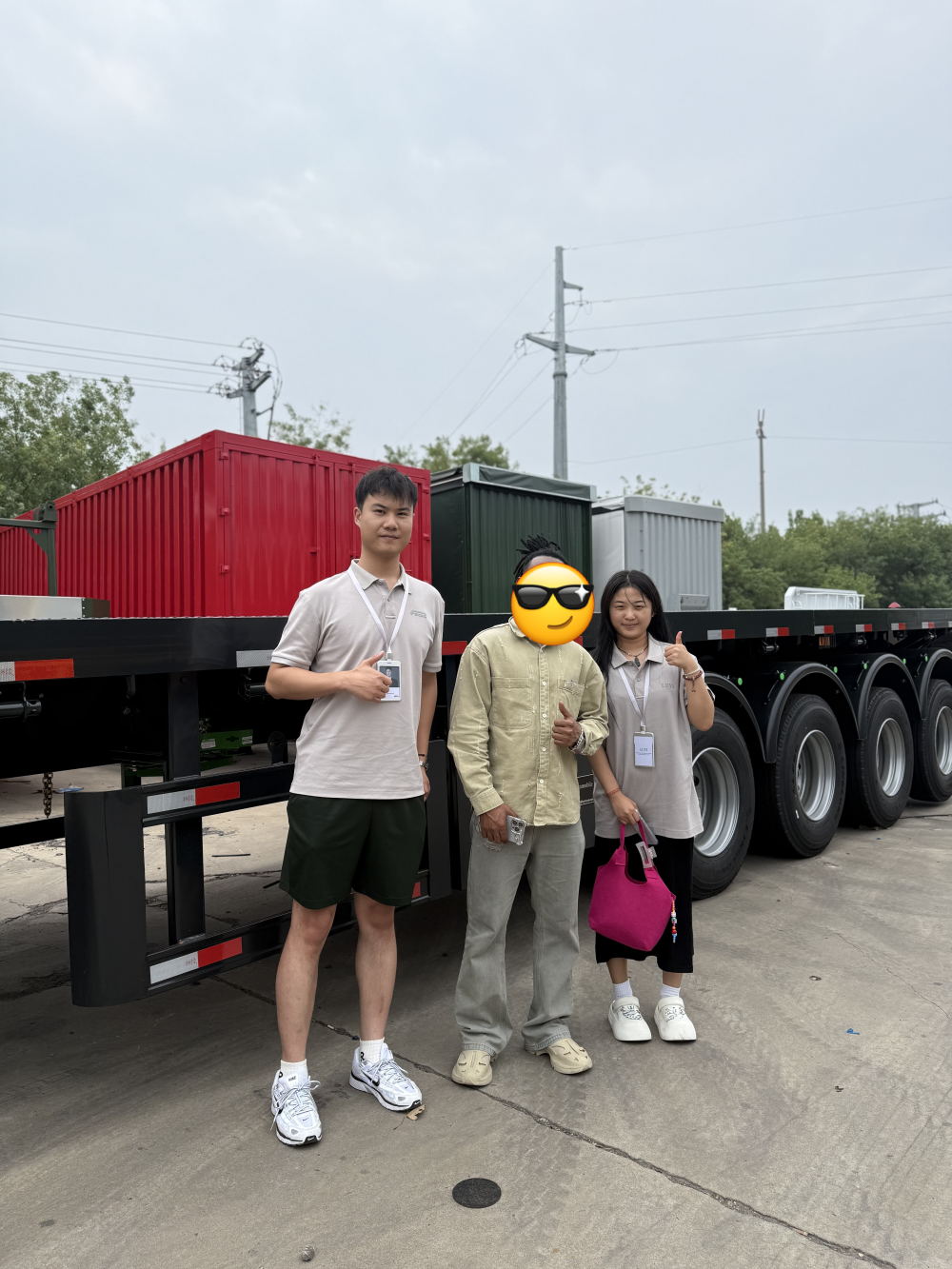 Swaziland Logistics 고객이 Luyi Auto를 방문하여 험로 화물 운송을 위한 맞춤형 검정색 평판 트레일러 3대를 주문함 Swaziland Logistics 고객이 Luyi Auto를 방문하여 험로 화물 운송을 위한 맞춤형 검정색 평판 트레일러 3대를 주문함